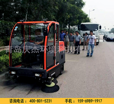 使用駕駛式掃地車清潔更輕松用駕駛式掃地車打掃環(huán)境衛(wèi)生可以使麻煩勞重的清潔工作變得輕松許多