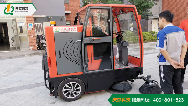 小型電動掃地車續(xù)航能力怎么樣？