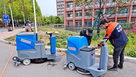 小區(qū)地面用掃地車，地下車庫用洗地機