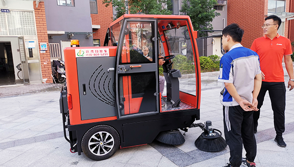 小區(qū)采購慶杰全封閉掃地車