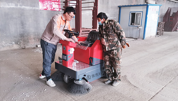 航空工業(yè)選擇駕駛式掃地車